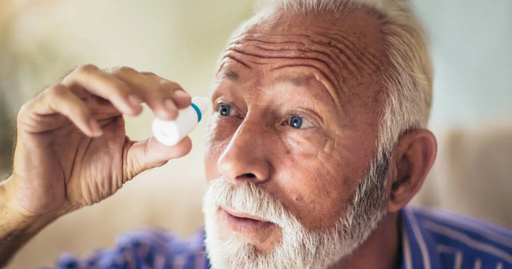 Les collyres - Traitement d'un glaucome personne âgée 
