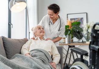 Les services de garde à domicile à Langon sont-ils compatibles avec un maintien à domicile après hospitalisation ?