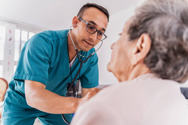 Nurse listening heartbeat of a senior woman during medical consultation soins infirmiers à domicile à Paris 6