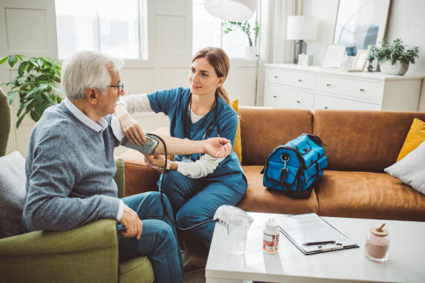 Les soins à domicile à Paris 6 sont-ils compatibles avec une pathologie chronique ?