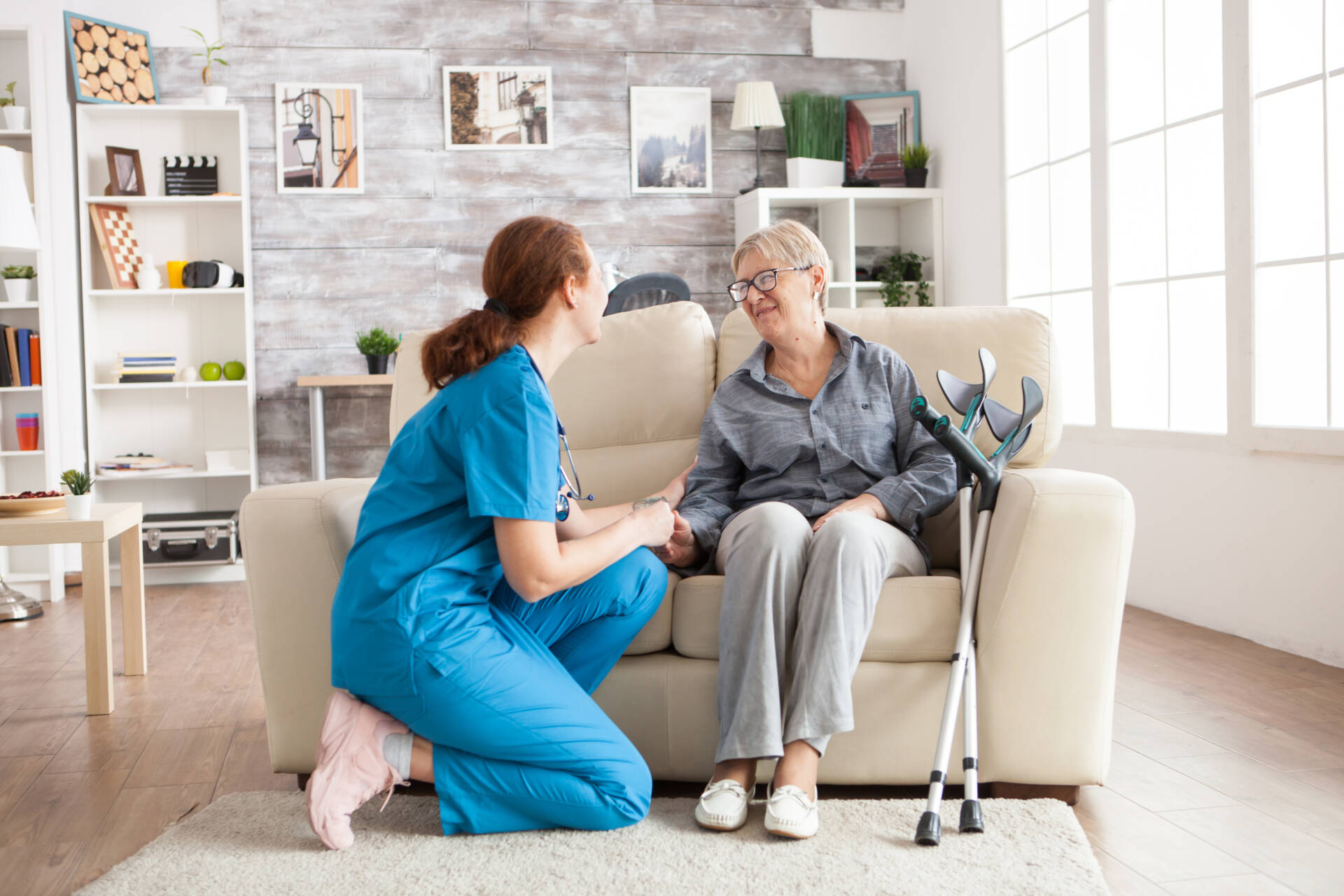 Happy old woman in a nursing home soins infirmiers à domicile