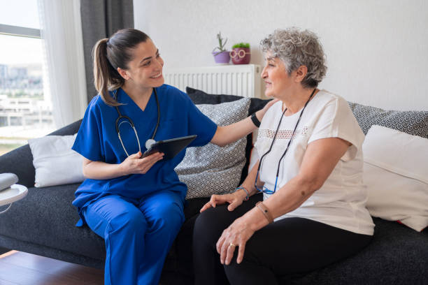 Qui finance les soins à domicile via cette agence ?