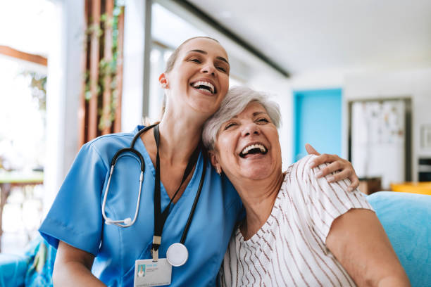 Home care healthcare professional hugging senior patient soins infirmiers à domicile