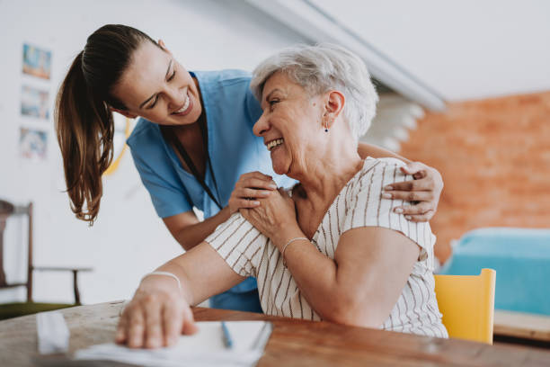 Home care healthcare professional hugging senior patient aide à domicile à Langon
